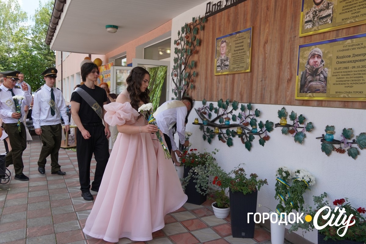 Ліцеїсти урочисто поклали квіти до меморіальної дошки з фотографіями випускників закладу, які загинули на війні.