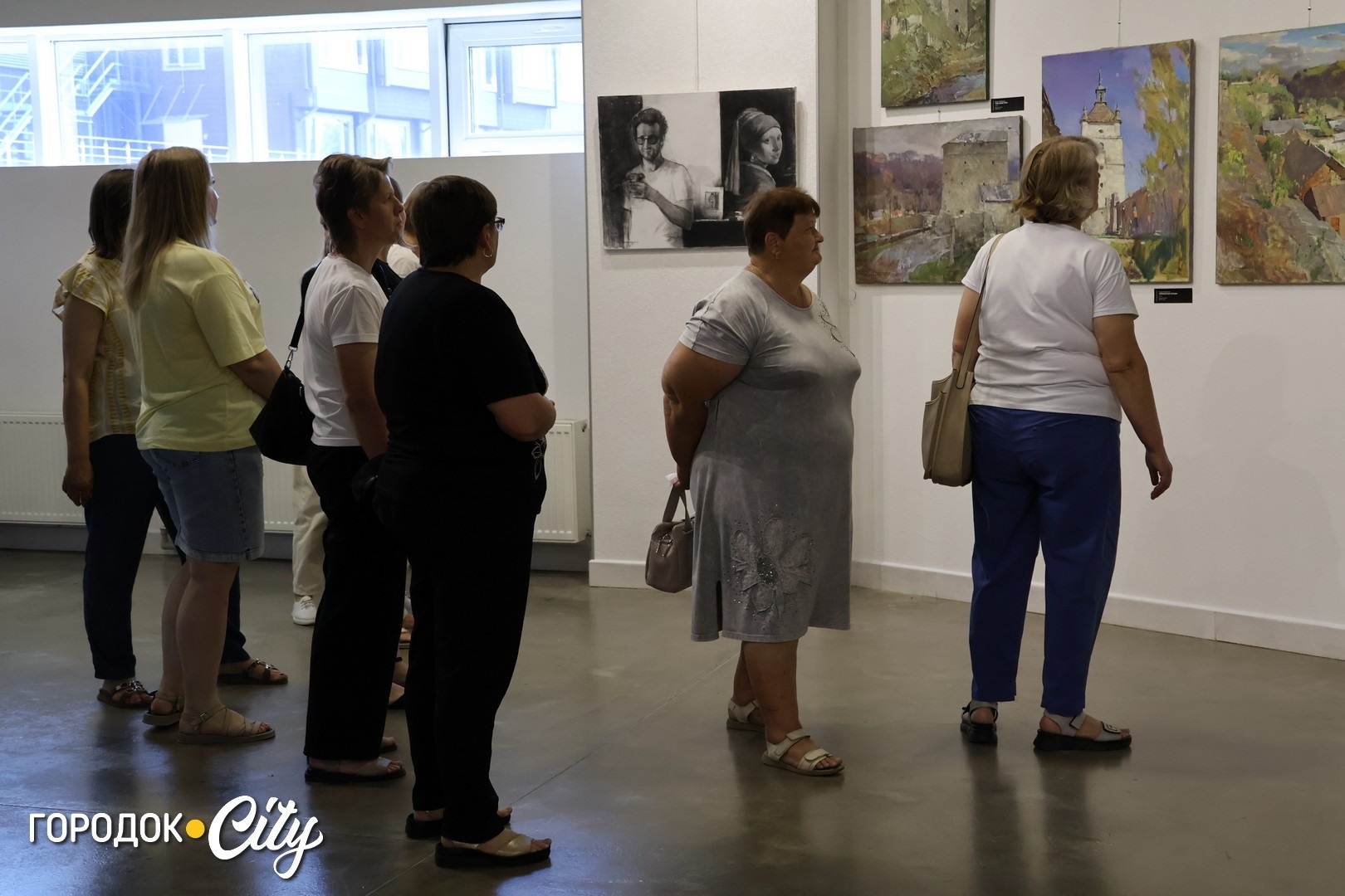 Мистецтво, що говорить про красу і біль. У Городку відкрили благодійну виставку Богдана Макаренка