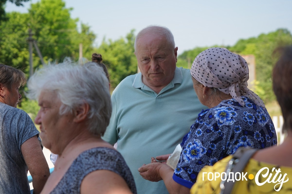 Анатолій Андрійчук спілкується з мешканцями Великого Карабчіїва.