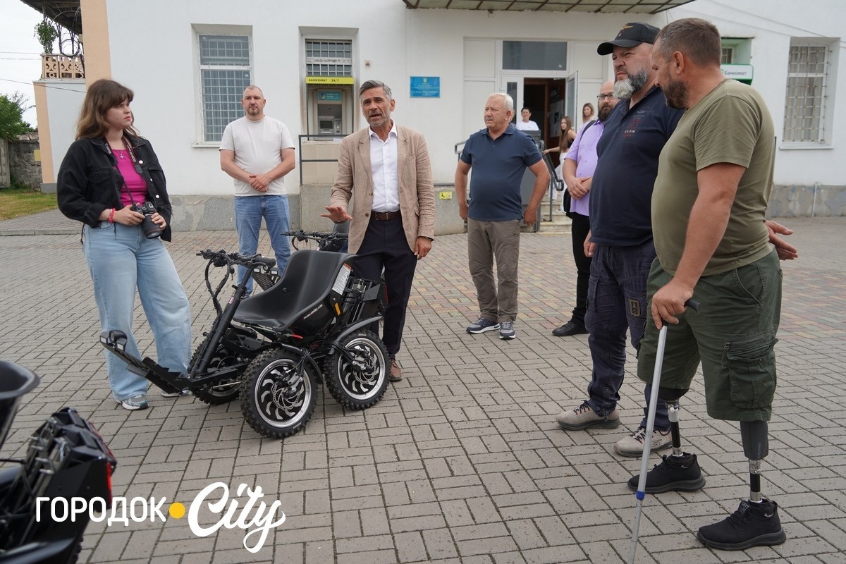 Три ветерани із Сатанівської громади отримали електровізки від шведських партнерів