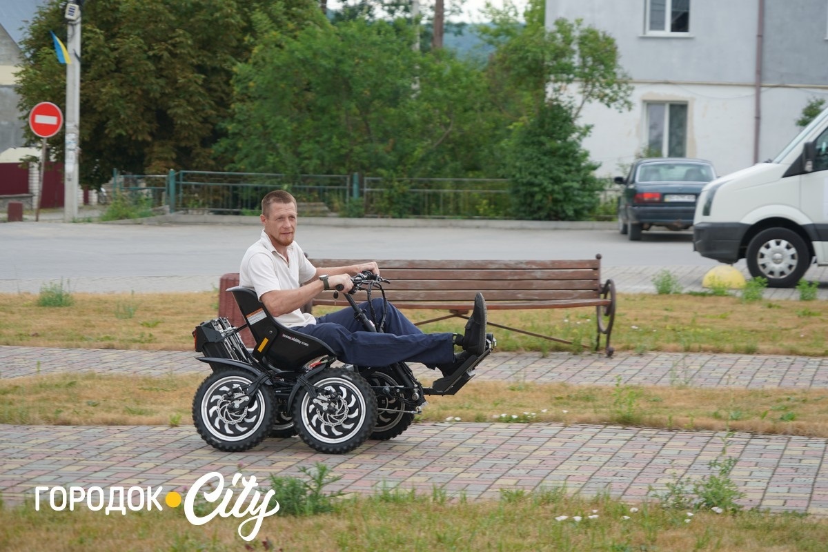 Три ветерани із Сатанівської громади отримали електровізки від шведських партнерів