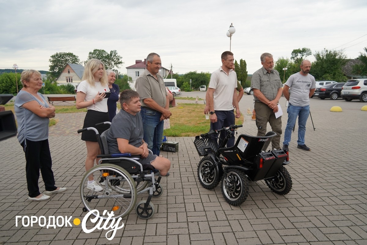 Три ветерани із Сатанівської громади отримали електровізки від шведських партнерів