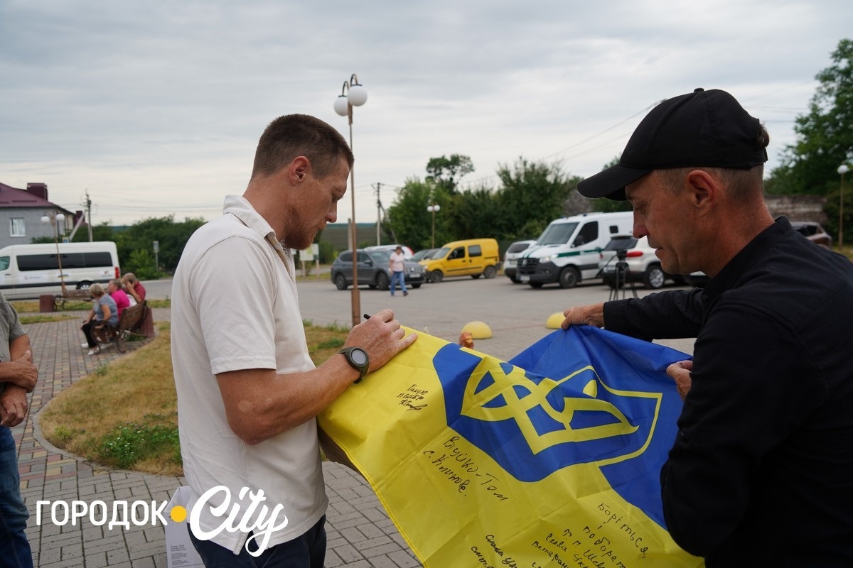 Три ветерани із Сатанівської громади отримали електровізки від шведських партнерів