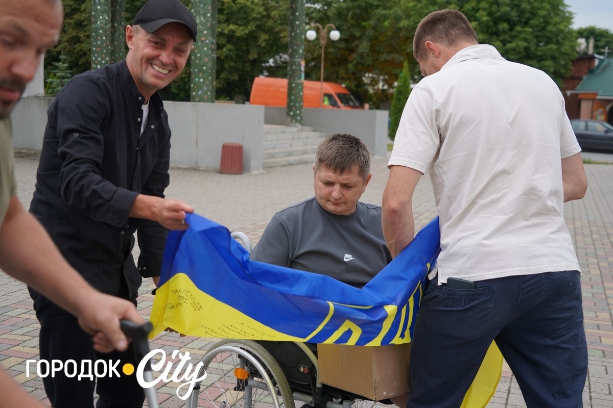 Три ветерани із Сатанівської громади отримали електровізки від шведських партнерів