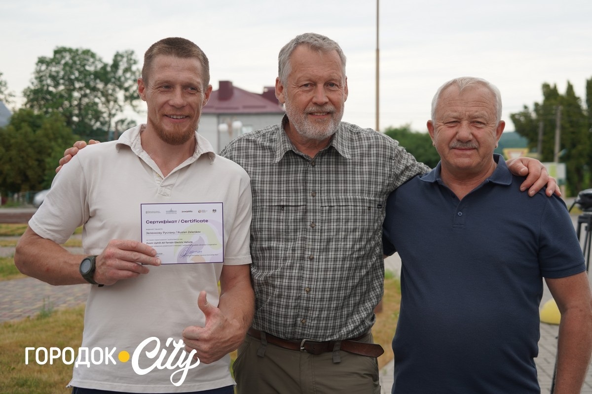 Три ветерани із Сатанівської громади отримали електровізки від шведських партнерів