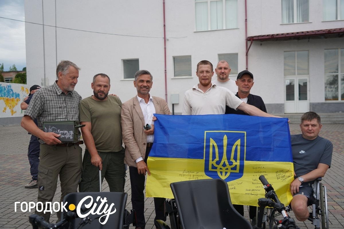 Три ветерани із Сатанівської громади отримали електровізки від шведських партнерів