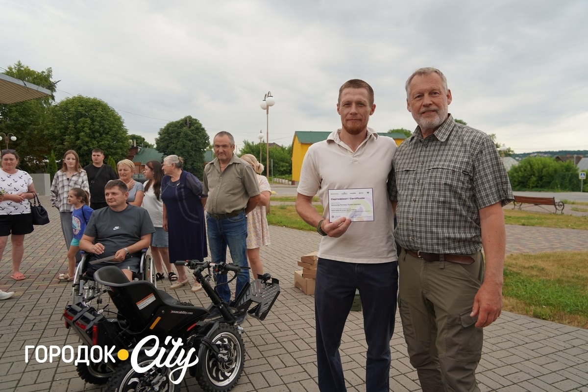 Три ветерани із Сатанівської громади отримали електровізки від шведських партнерів