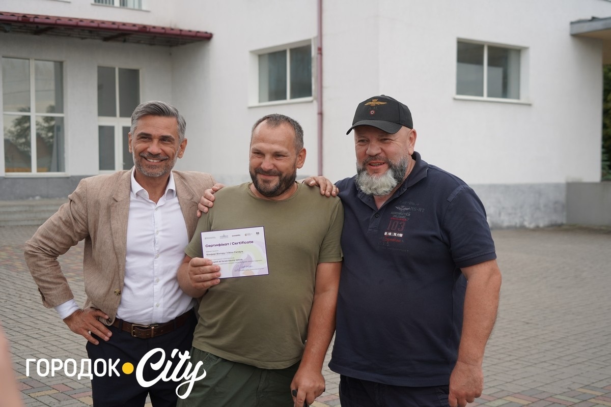 Три ветерани із Сатанівської громади отримали електровізки від шведських партнерів