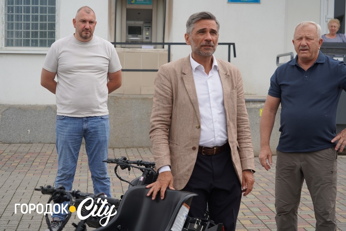 Три ветерани із Сатанівської громади отримали електровізки від шведських партнерів