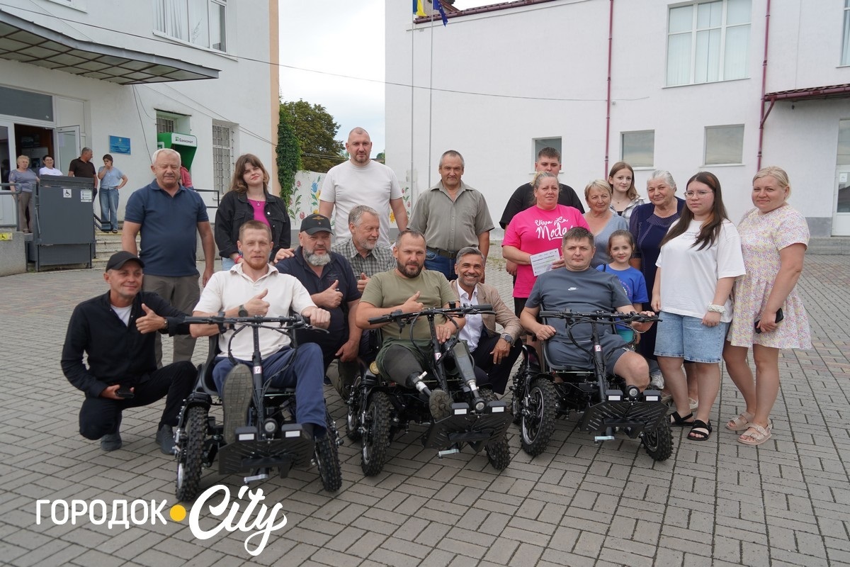Три ветерани із Сатанівської громади отримали електровізки від шведських партнерів