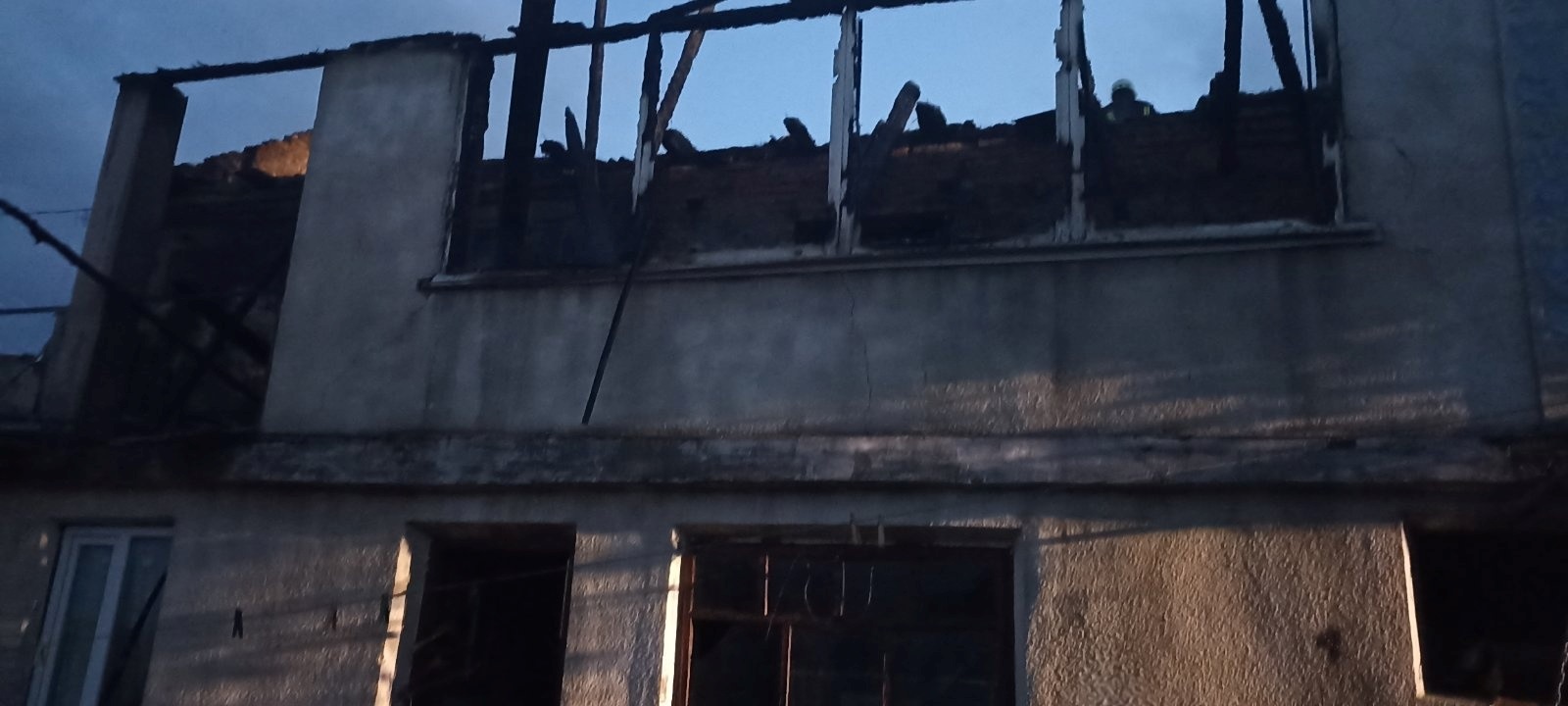У Городку вогонь охопив дах будинку: що відомо про нічну пожежу
