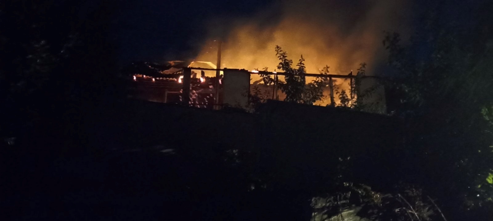 У Городку вогонь охопив дах будинку: що відомо про нічну пожежу