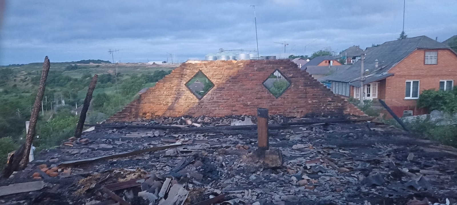У Городку вогонь охопив дах будинку: що відомо про нічну пожежу