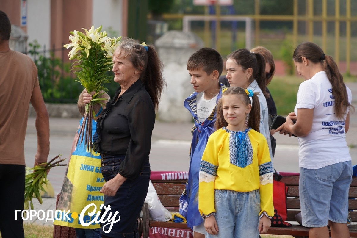 У Сатанові земляки урочисто зустріли звільненого з російського полону воїна Івана Волощука