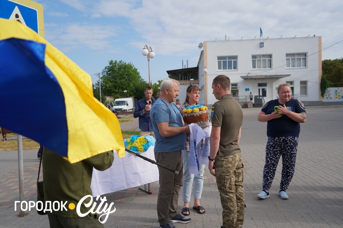 У Сатанові земляки урочисто зустріли звільненого з російського полону воїна Івана Волощука
