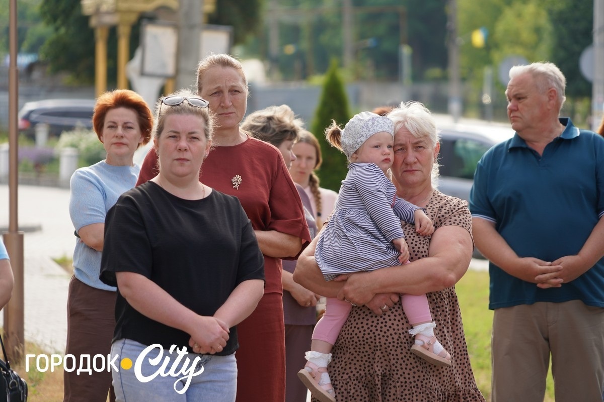 У Сатанові земляки урочисто зустріли звільненого з російського полону воїна Івана Волощука