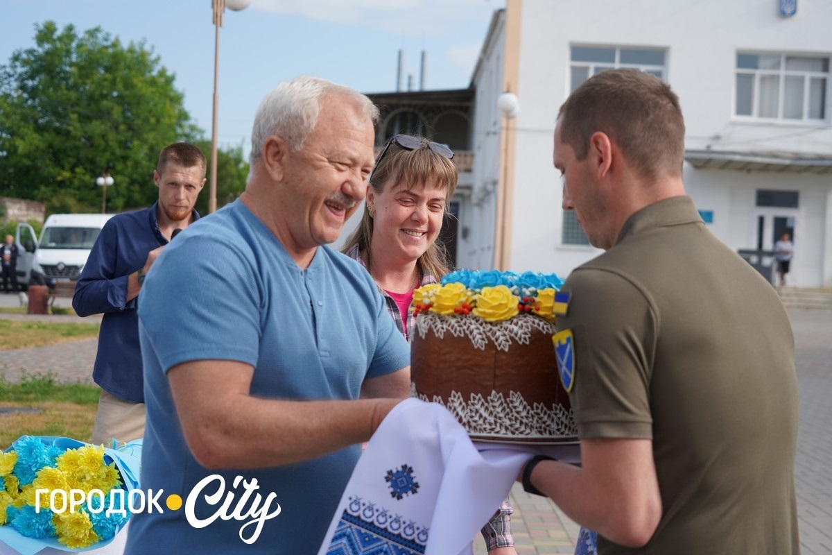 У Сатанові земляки урочисто зустріли звільненого з російського полону воїна Івана Волощука