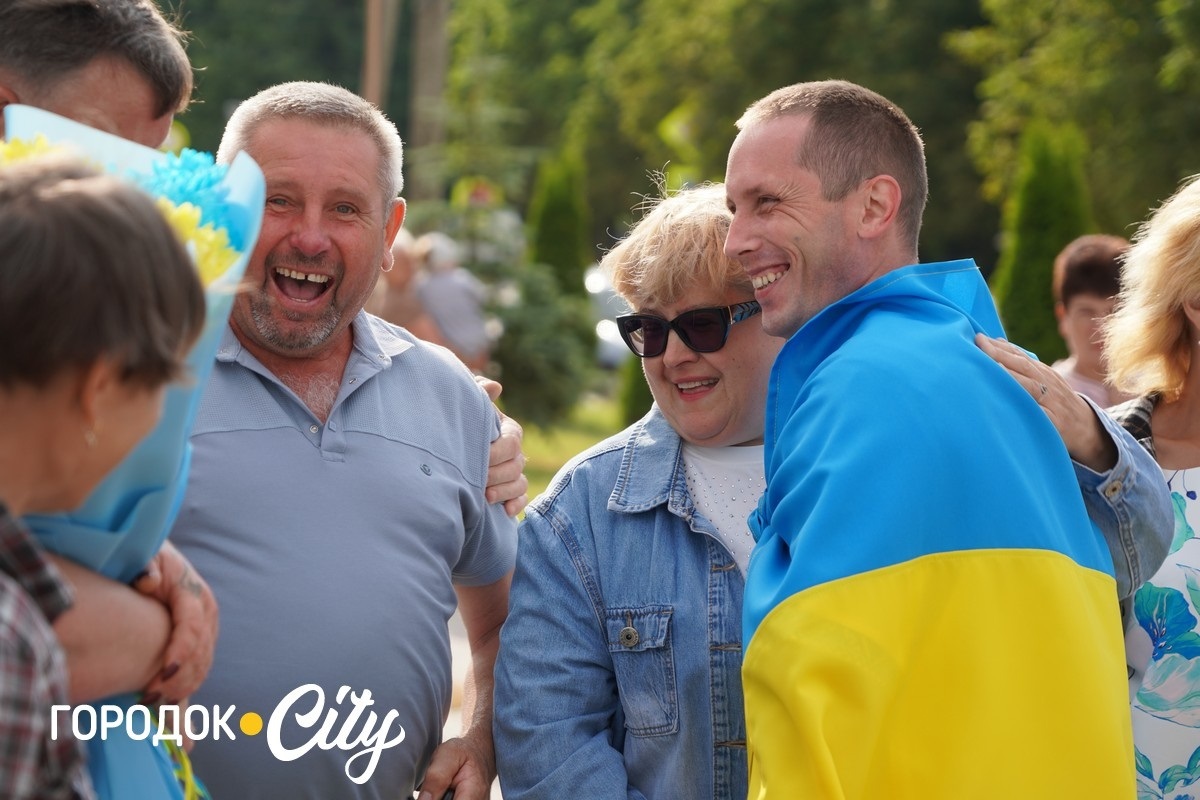 У Сатанові земляки урочисто зустріли звільненого з російського полону воїна Івана Волощука