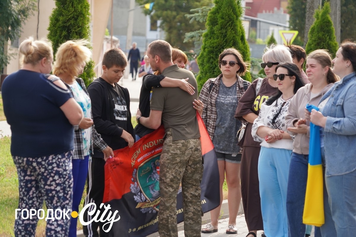 У Сатанові земляки урочисто зустріли звільненого з російського полону воїна Івана Волощука