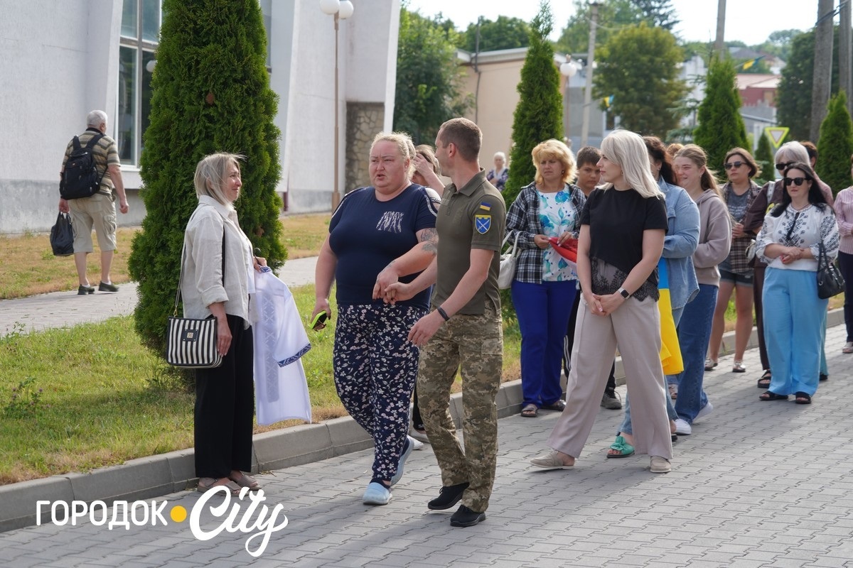У Сатанові земляки урочисто зустріли звільненого з російського полону воїна Івана Волощука
