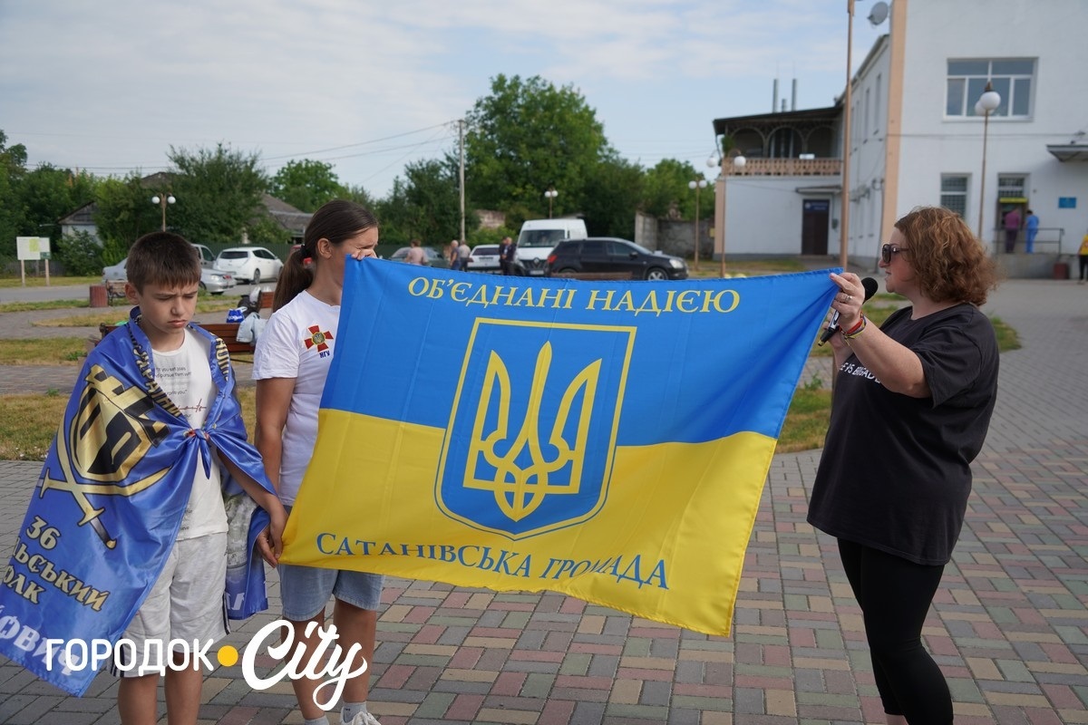 У Сатанові земляки урочисто зустріли звільненого з російського полону воїна Івана Волощука