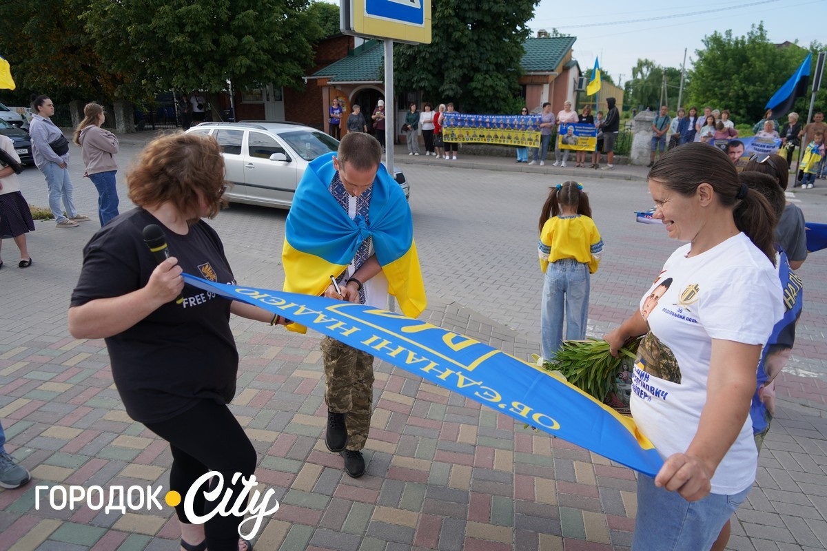 У Сатанові земляки урочисто зустріли звільненого з російського полону воїна Івана Волощука