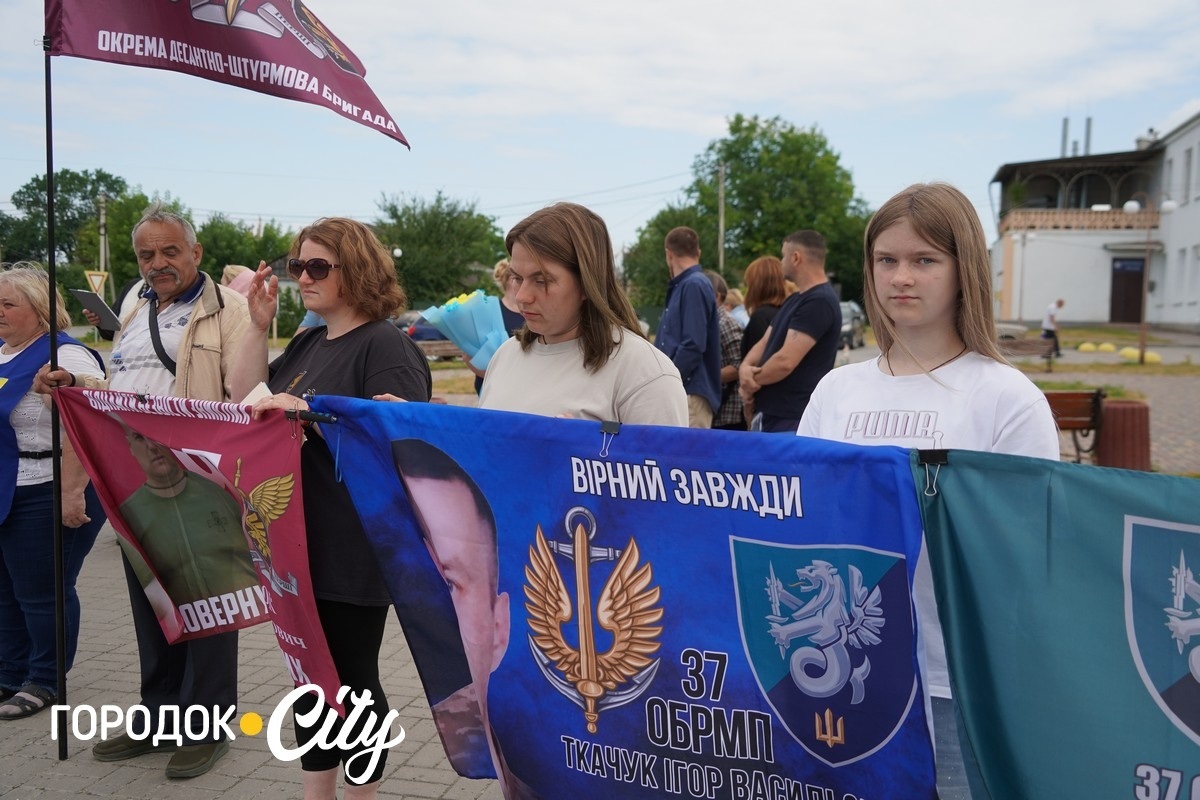 У Сатанові земляки урочисто зустріли звільненого з російського полону воїна Івана Волощука