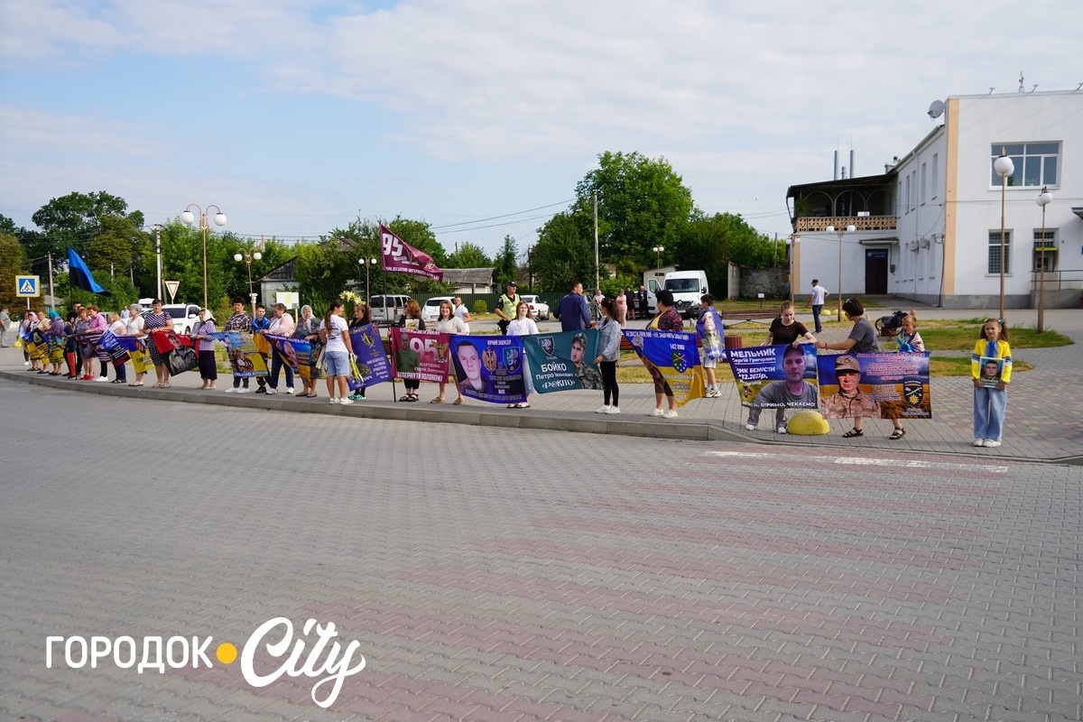 У Сатанові земляки урочисто зустріли звільненого з російського полону воїна Івана Волощука