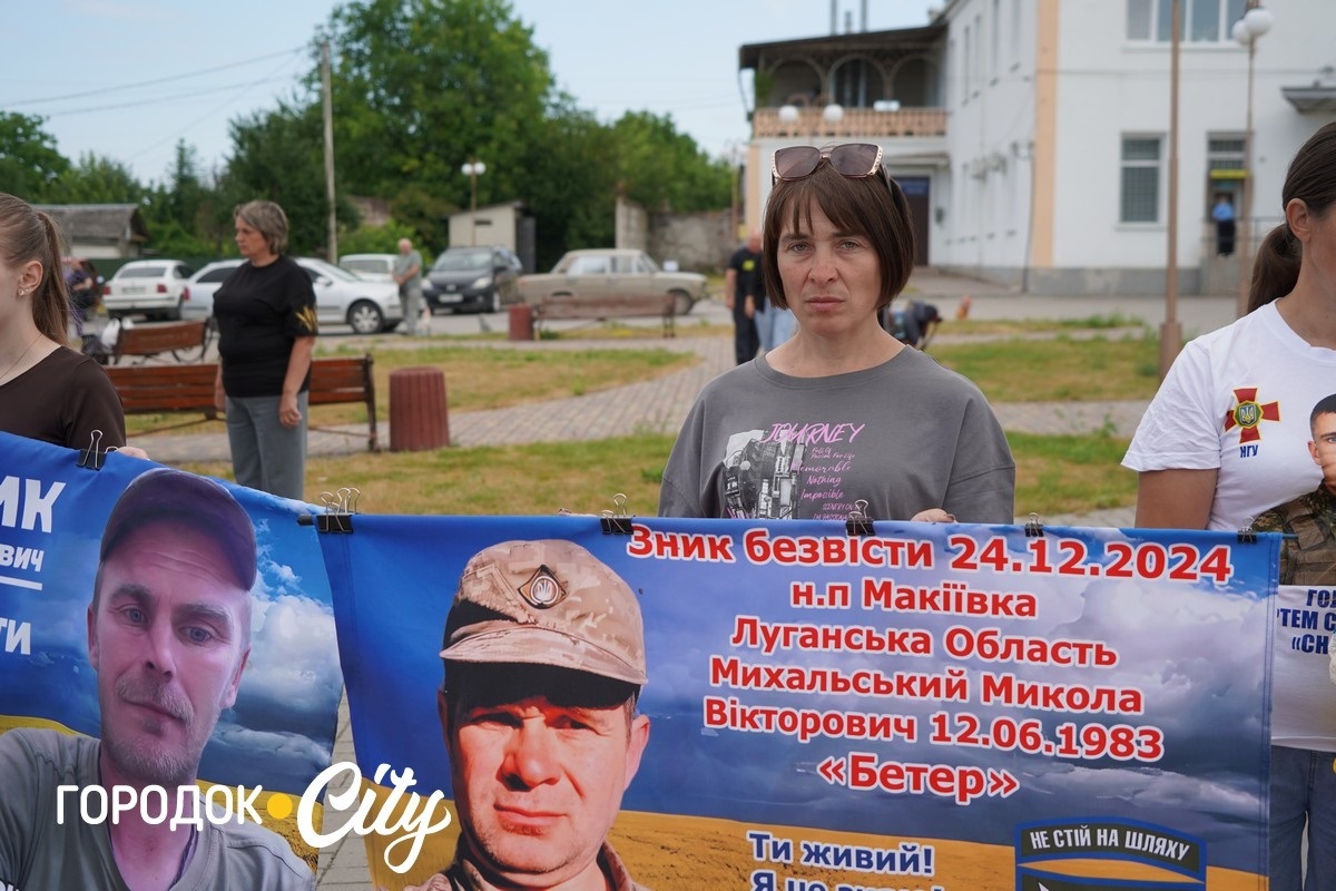 У Сатанові земляки урочисто зустріли звільненого з російського полону воїна Івана Волощука