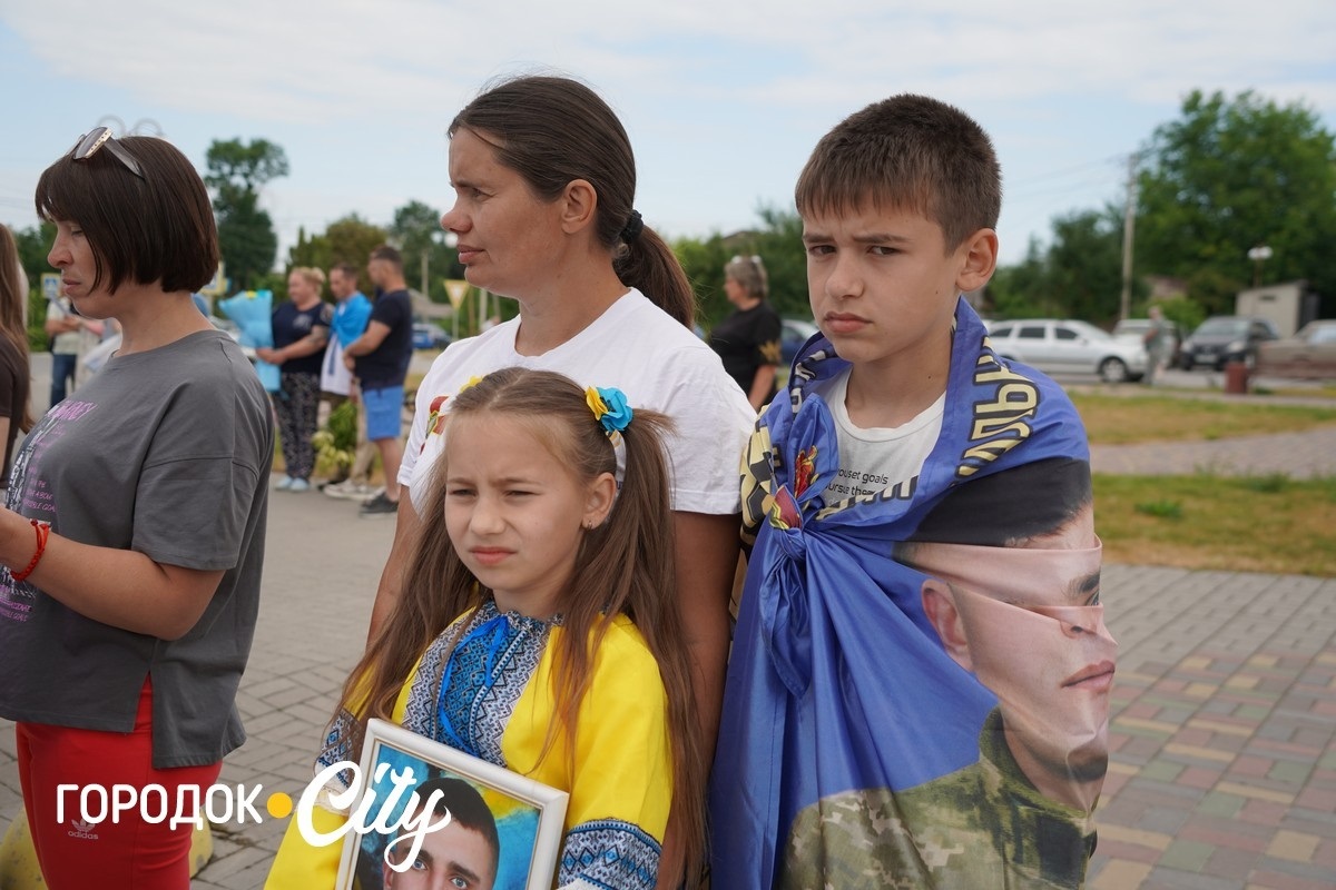 У Сатанові земляки урочисто зустріли звільненого з російського полону воїна Івана Волощука