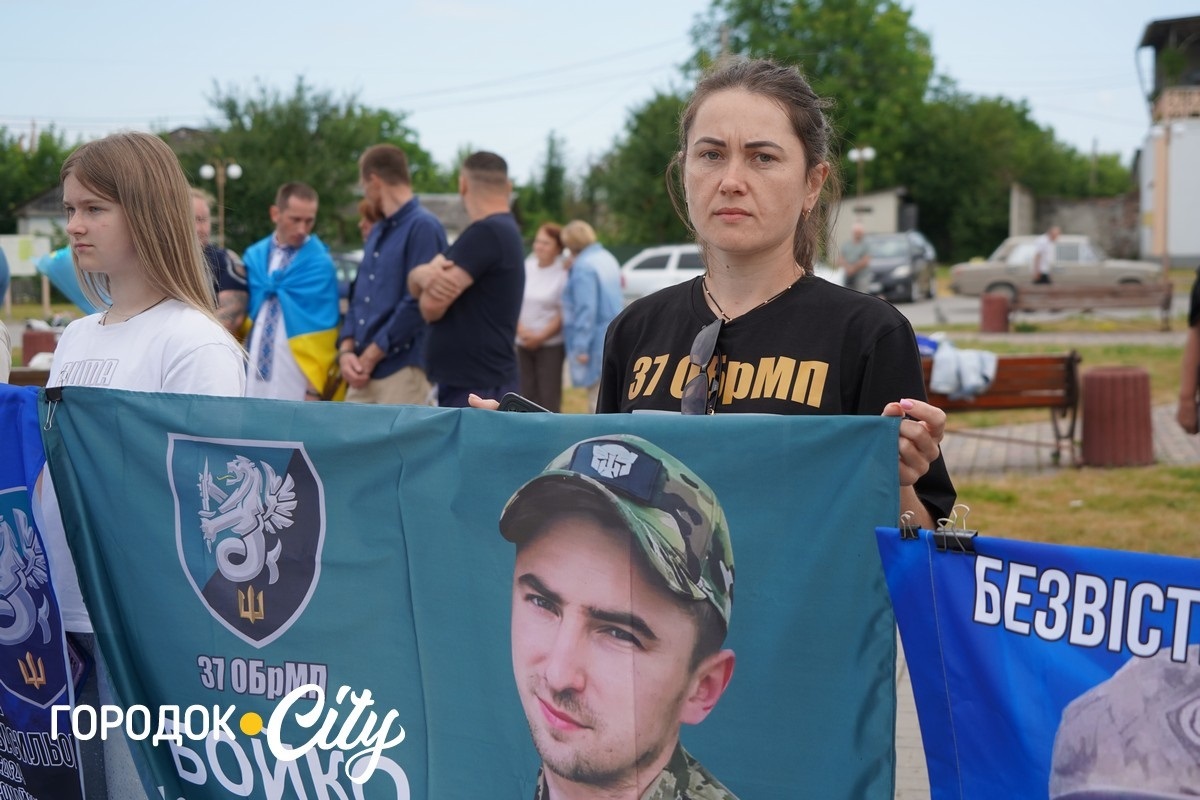 У Сатанові земляки урочисто зустріли звільненого з російського полону воїна Івана Волощука