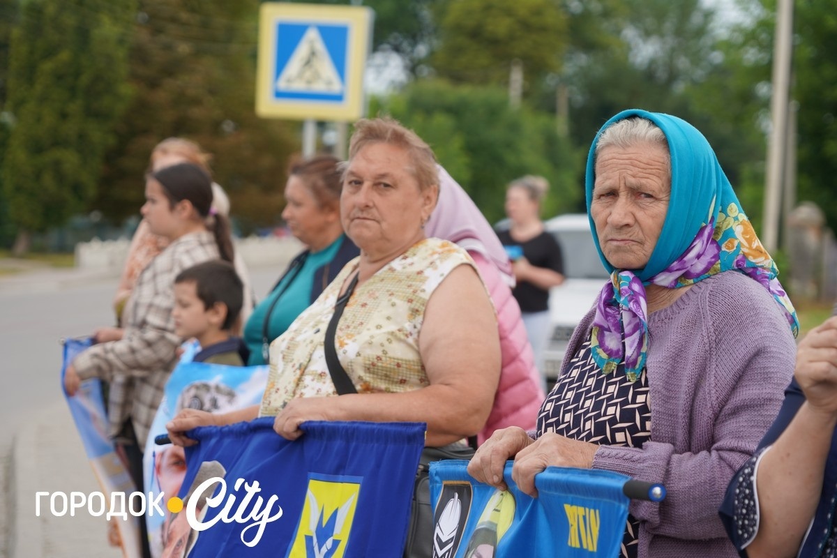 У Сатанові земляки урочисто зустріли звільненого з російського полону воїна Івана Волощука