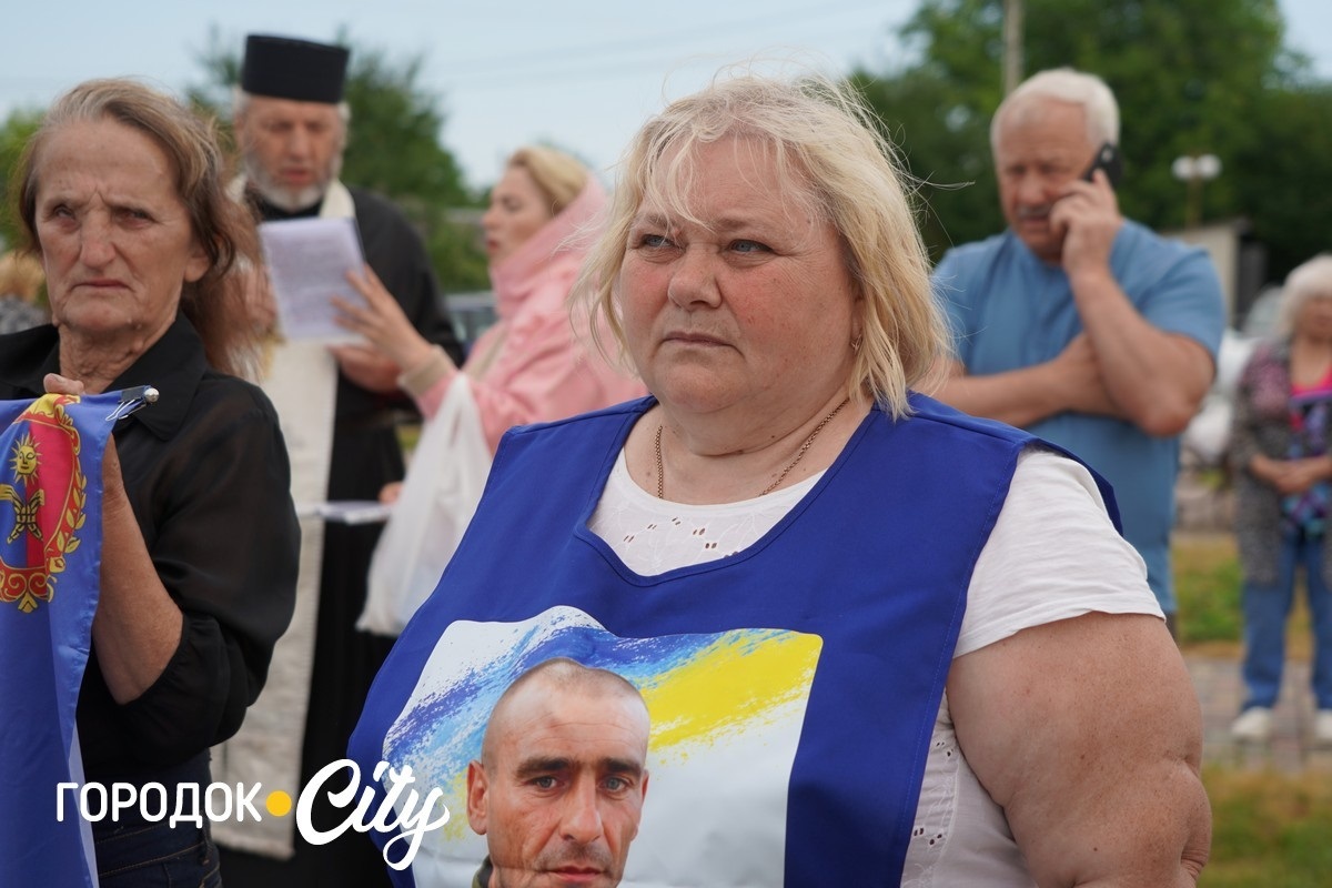 У Сатанові земляки урочисто зустріли звільненого з російського полону воїна Івана Волощука