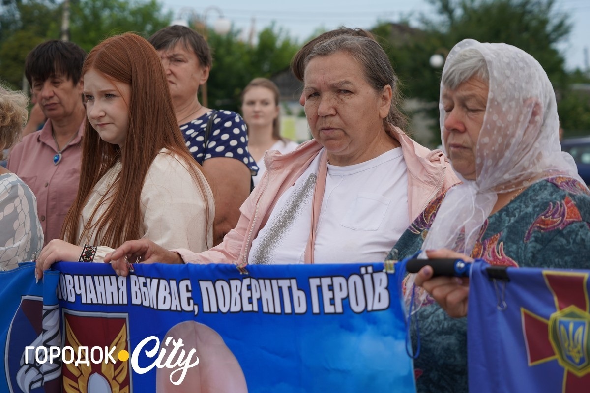 У Сатанові земляки урочисто зустріли звільненого з російського полону воїна Івана Волощука