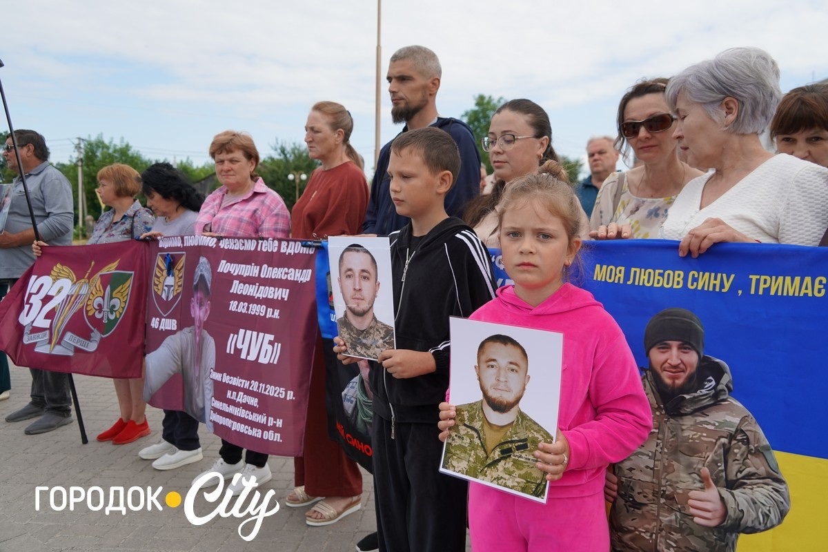 У Сатанові земляки урочисто зустріли звільненого з російського полону воїна Івана Волощука