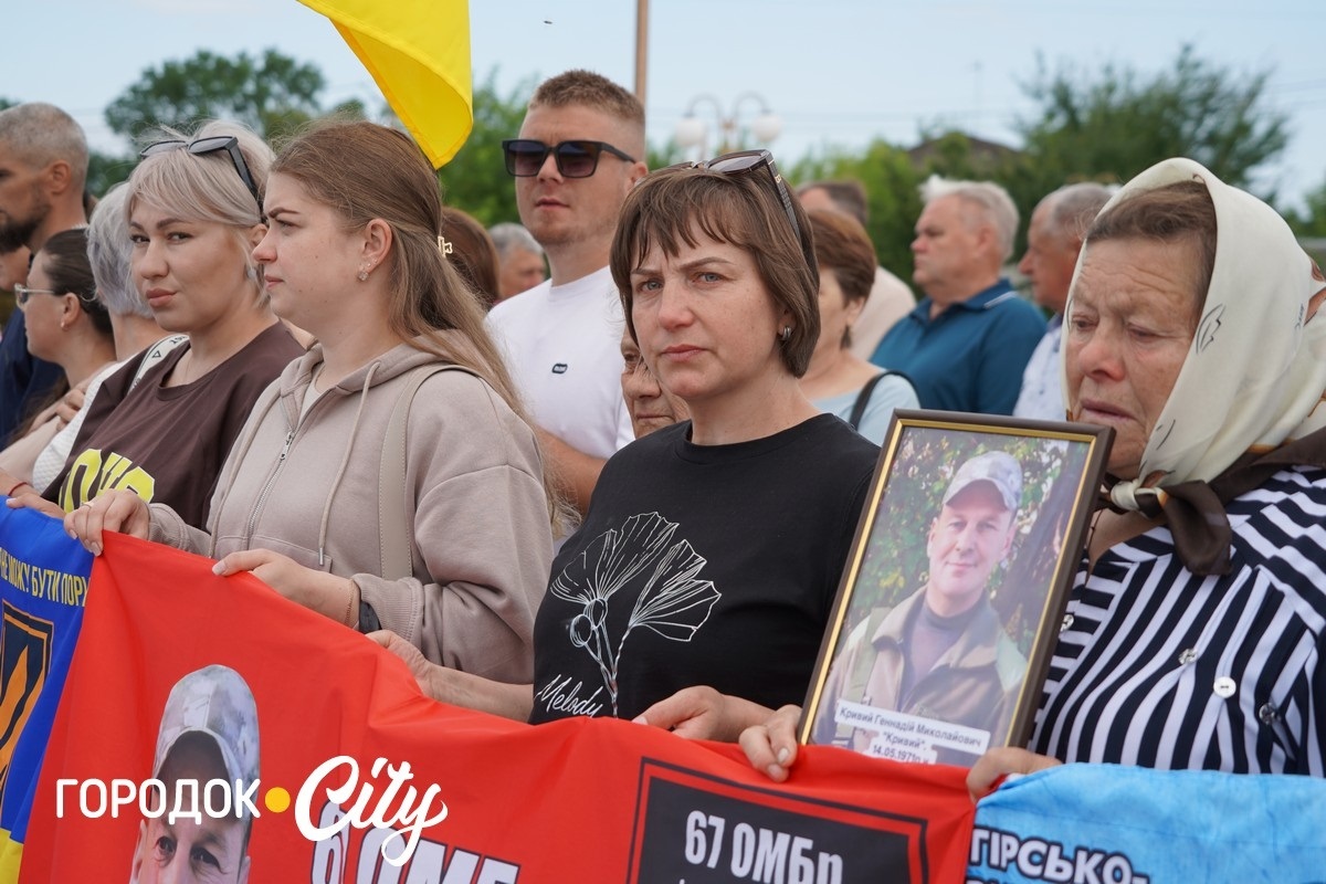 У Сатанові земляки урочисто зустріли звільненого з російського полону воїна Івана Волощука