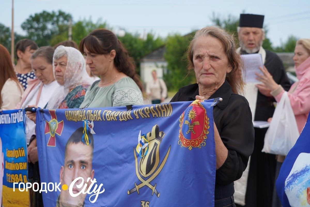 У Сатанові земляки урочисто зустріли звільненого з російського полону воїна Івана Волощука