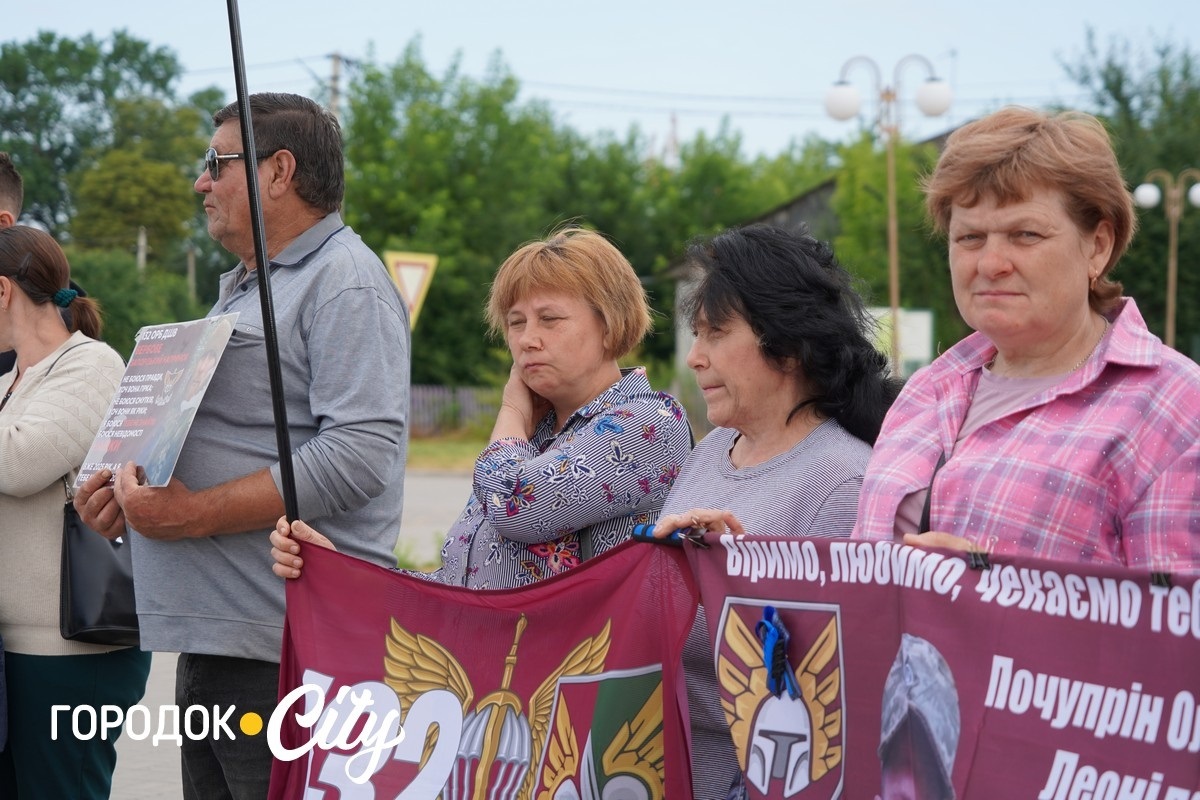 У Сатанові земляки урочисто зустріли звільненого з російського полону воїна Івана Волощука