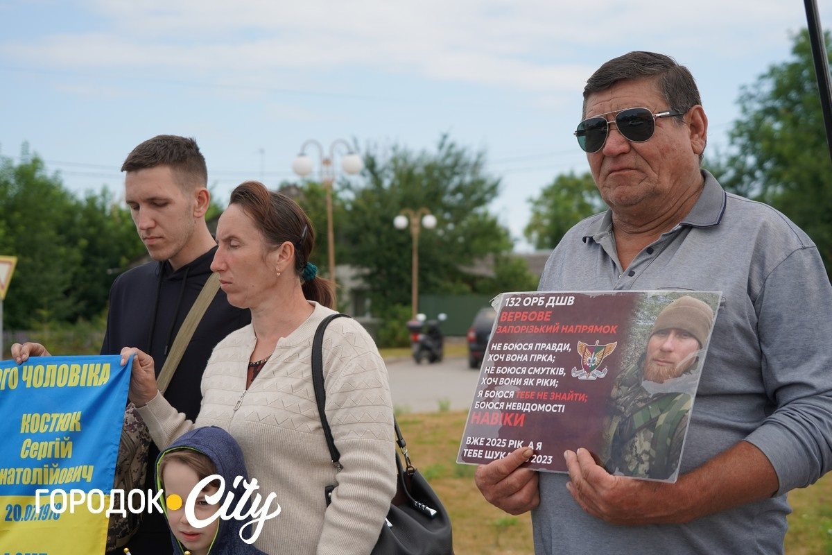 У Сатанові земляки урочисто зустріли звільненого з російського полону воїна Івана Волощука