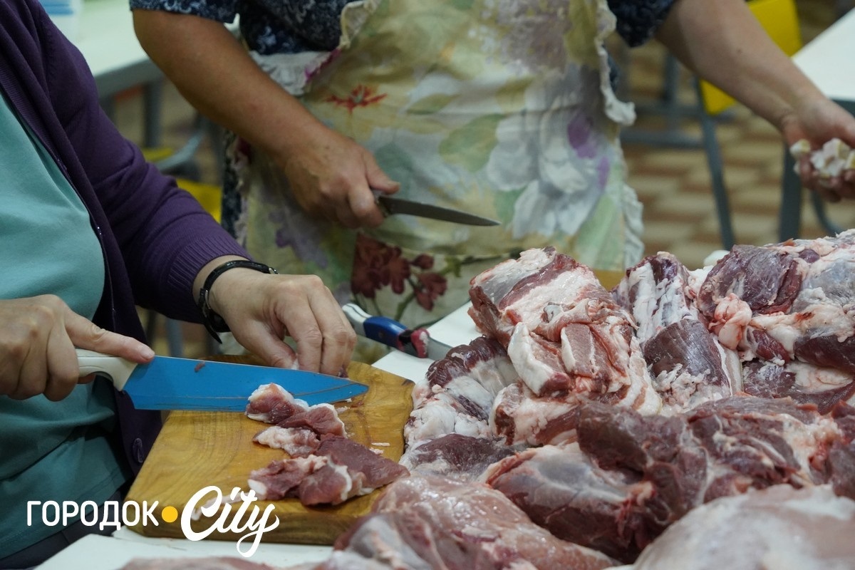 Відпустка з користю: вчителі Городоцького ліцею №1 готують смаколики для захисників