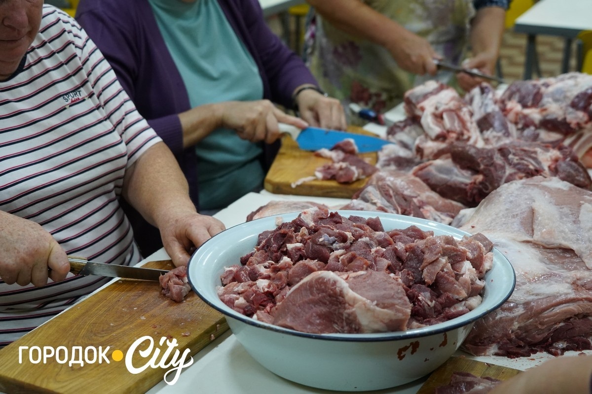 Відпустка з користю: вчителі Городоцького ліцею №1 готують смаколики для захисників