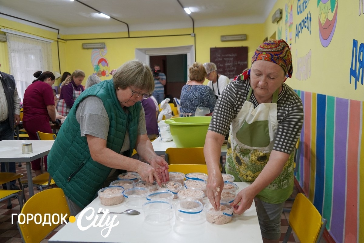 Відпустка з користю: вчителі Городоцького ліцею №1 готують смаколики для захисників