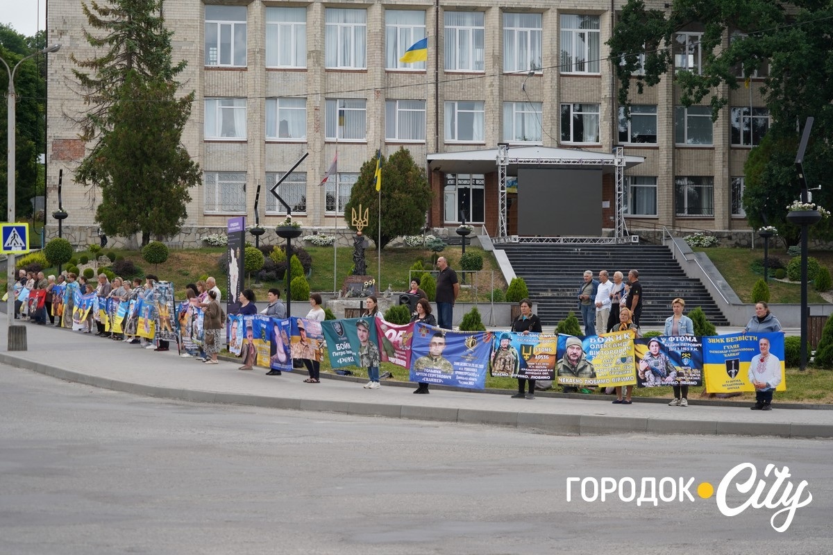 Щосуботи — з портретами рідних. У Городку провели 67-му акцію. ФОТОРЕПОРТАЖ