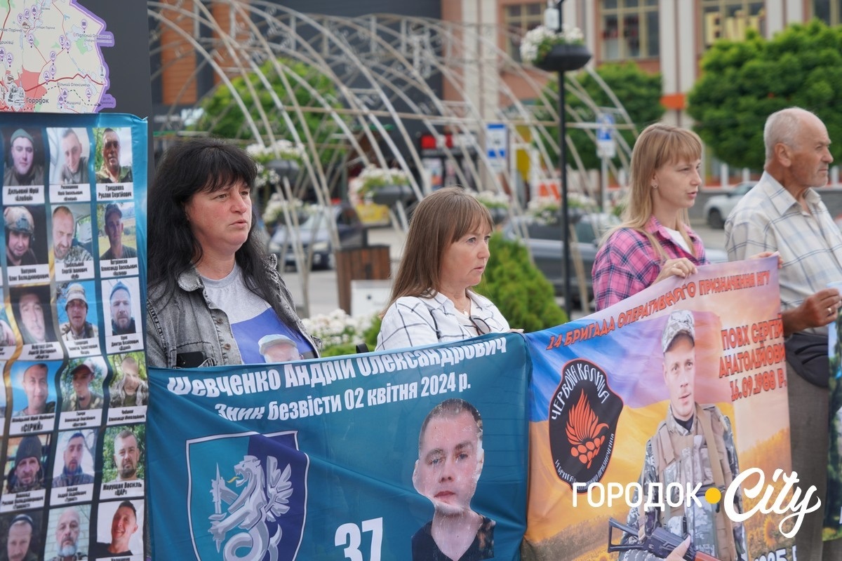 Щосуботи — з портретами рідних. У Городку провели 67-му акцію. ФОТОРЕПОРТАЖ
