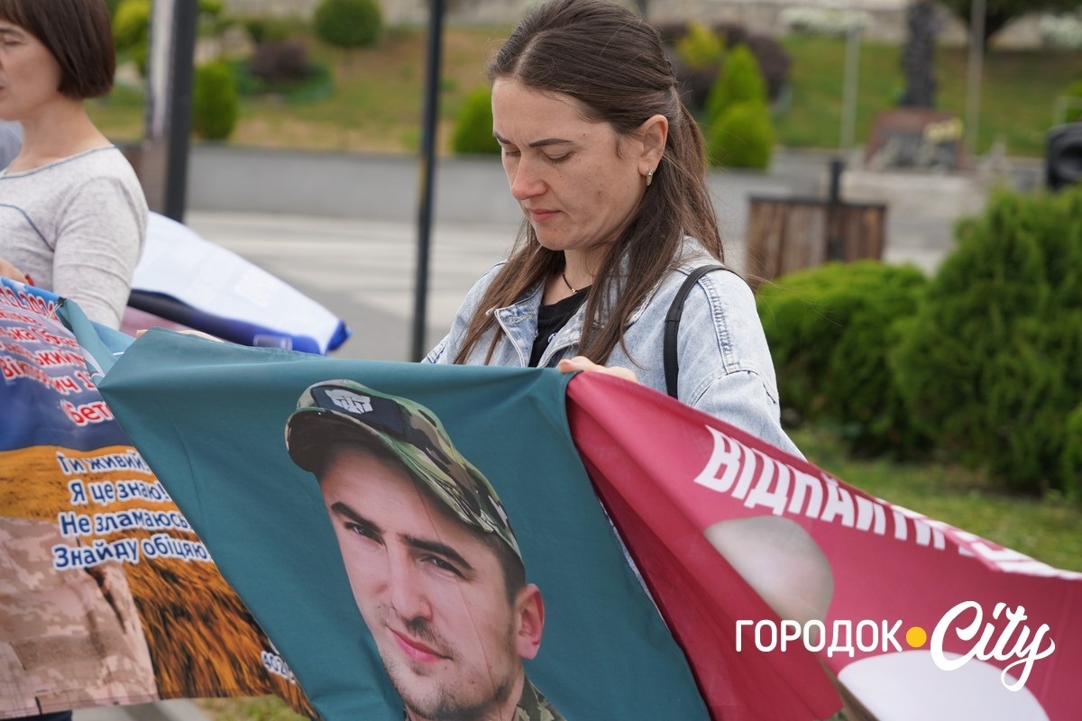 Щосуботи — з портретами рідних. У Городку провели 67-му акцію. ФОТОРЕПОРТАЖ