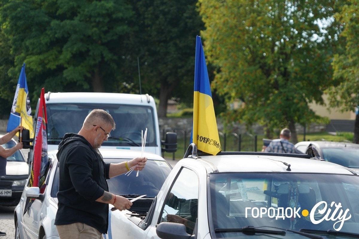 У Сатанові провели автопробіг на підтримку зниклих безвісти та полонених