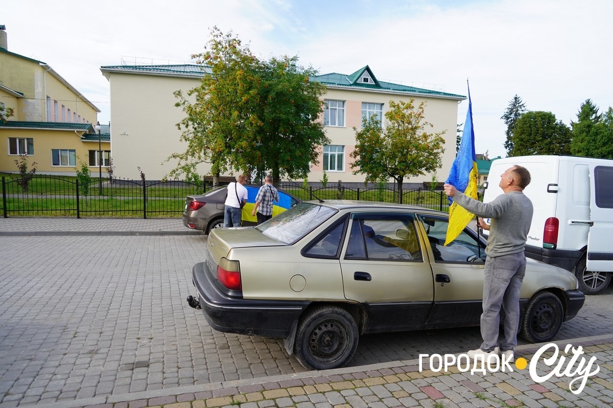 У Сатанові провели автопробіг на підтримку зниклих безвісти та полонених