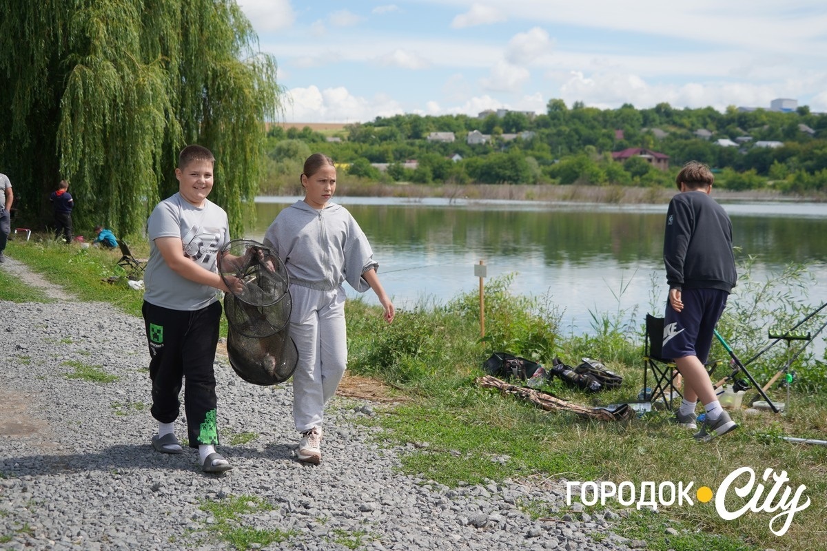 У Городку вперше провели дитячі змагання з риболовлі