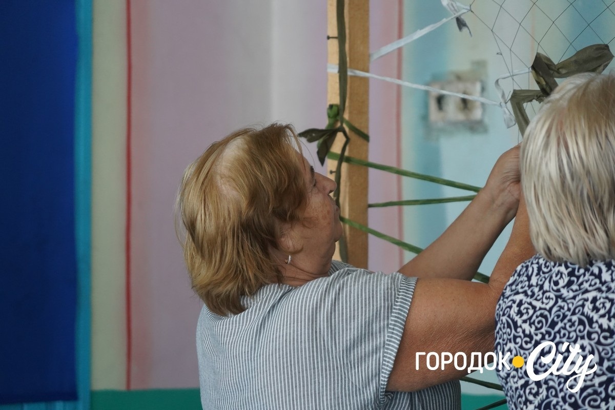 Понад 70 сіток для фронту. Як волонтерки з Великої Левади допомагають захисникам