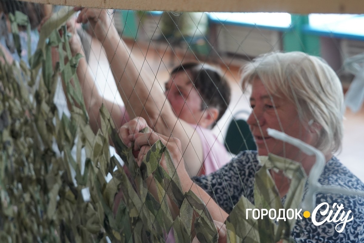 Понад 70 сіток для фронту. Як волонтерки з Великої Левади допомагають захисникам